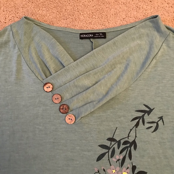 Noracora Sage Green Long Sleeve Top Women Size XL Floral Print Faux Wood Buttons - Picture 2 of 8